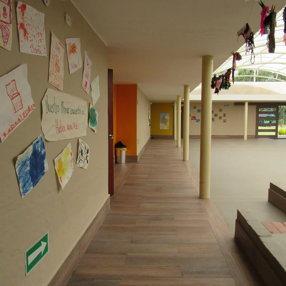 Pasillo con dibujos de los niños pegados en la pared