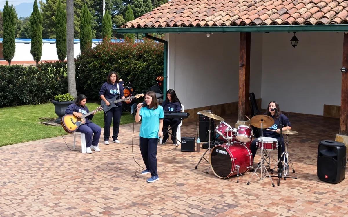 Estudiantes de secundaria tocando en banda bajo el corredor de la sede Chía
