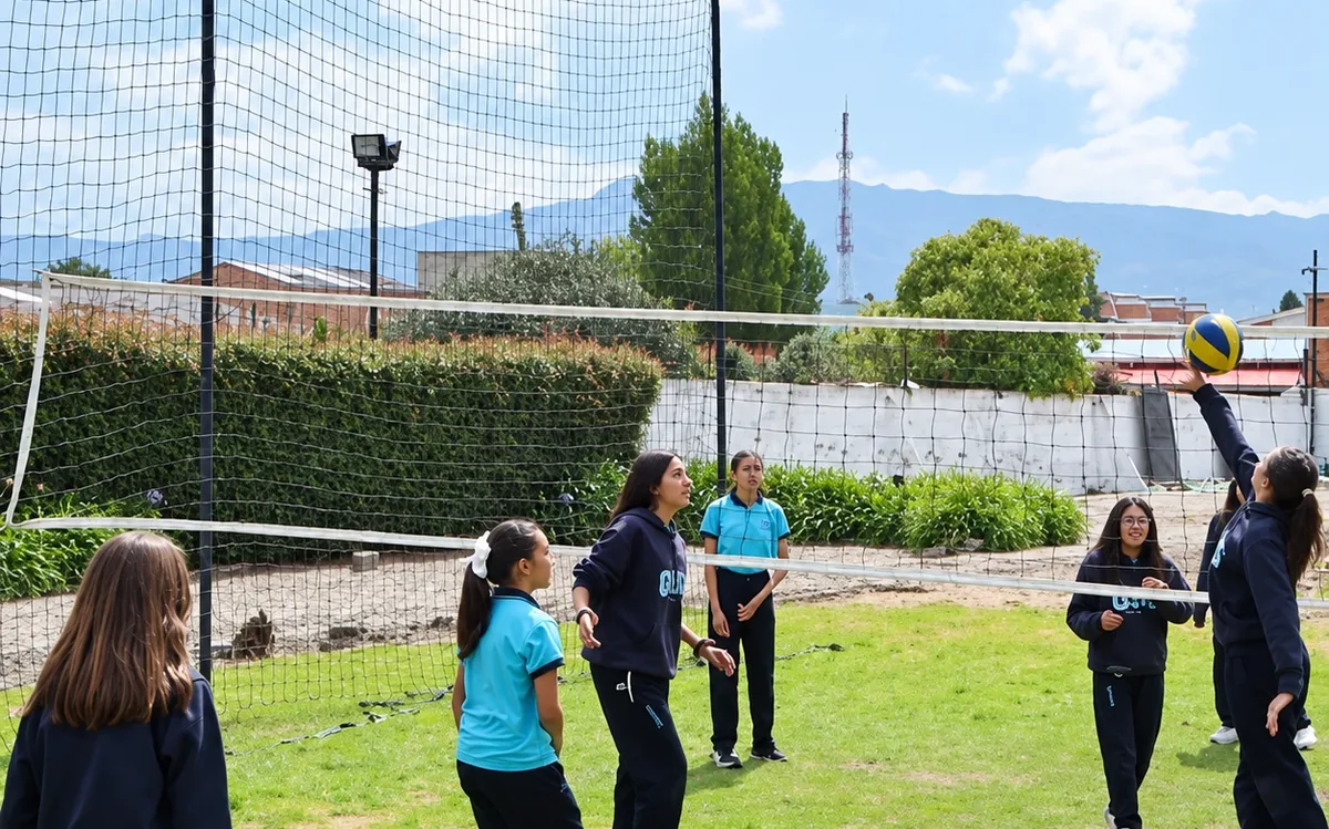 Estudiantes de secundaria jugando voleibol en la cancha de la sede Chía